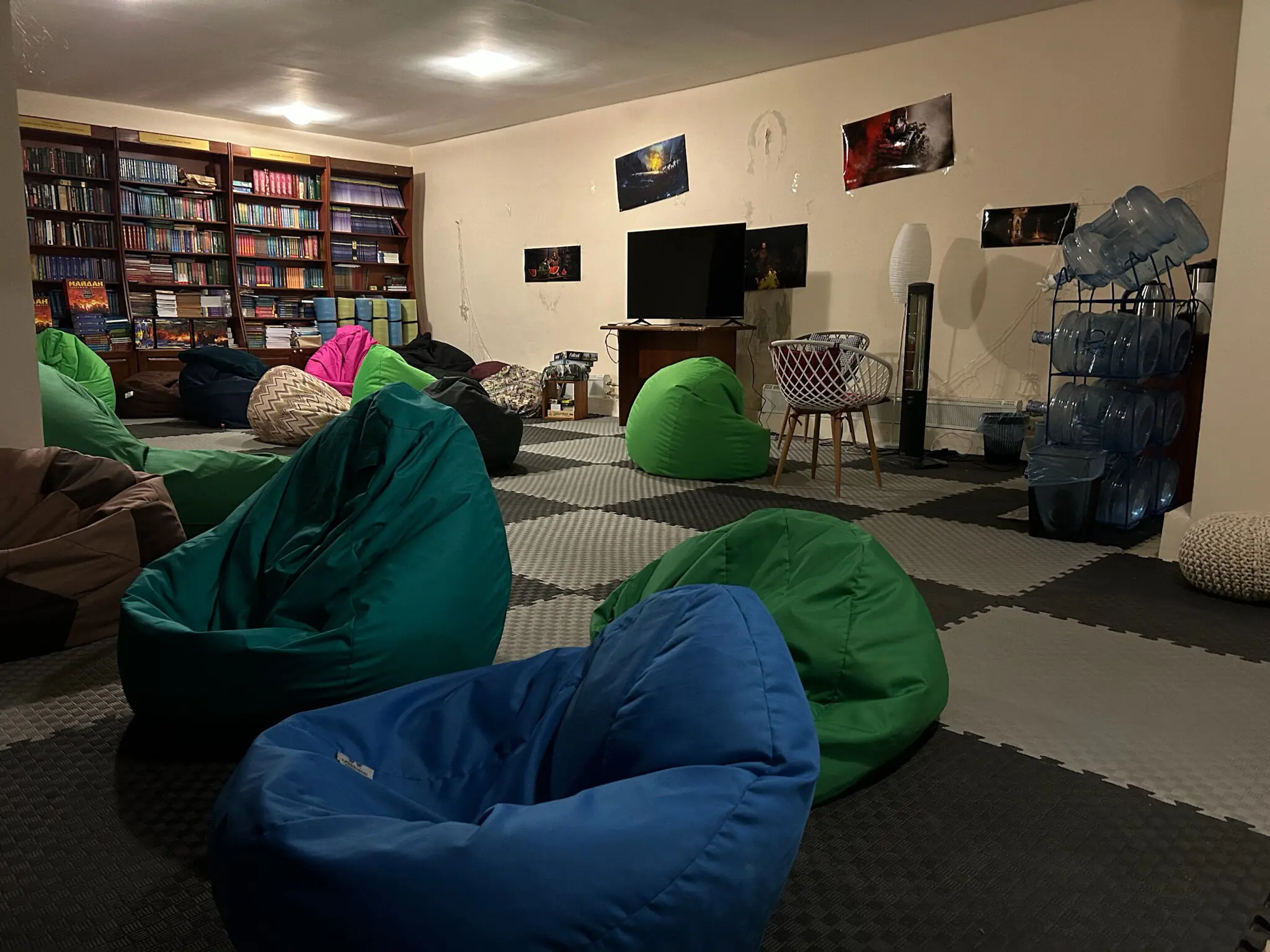 Під час авіанальотів співробітники GSC Game World, які залишилися в Києві, ховаються в укритті під своїм офісом.